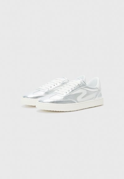 Silverfärgade sneakers med metallisk finish, med vita snörningar och en texturerad vit sula. Strömlinjeformad design med en logotypdetalj på sidan.