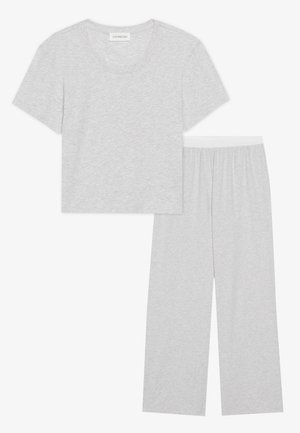 Lichtgrijze loungewear set bestaande uit een t-shirt met korte mouwen en ronde hals en een broek met wijde pijpen en een elastische tailleband.