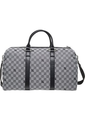 Szara, wzorzysta torba podróżna z czarnymi skórzanymi uchwytami, dwoma pionowymi skórzanymi paskami oraz regulowanym paskiem na ramię na białym tle.