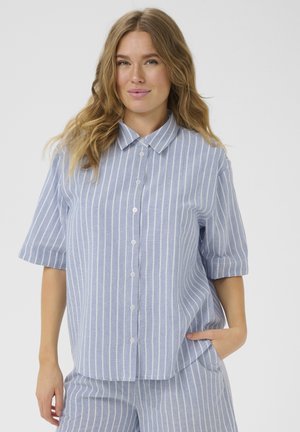 Chemise rayée bleu clair avec un devant à boutons, des manches courtes et un col pointu. Fabriquée en tissu doux, elle présente une coupe décontractée.