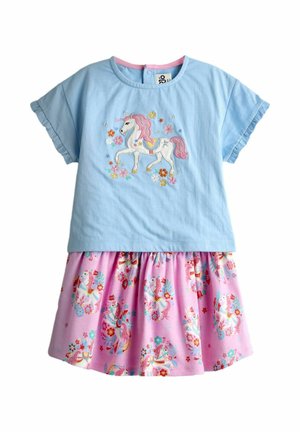 Svetlomodrý top s krátkym rukávom s ružovou výšivkou jednorožca, v kombinácii s ružovou sukňou s opakovanými vzormi jednorožcov a kvetín.