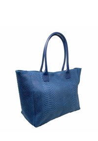 Modrá taška na rameno vyrobená z texturovaného materiálu s hadím vzorem. Obsahuje dva robustní popruhy a má obdélníkový tvar. Hladké okraje.