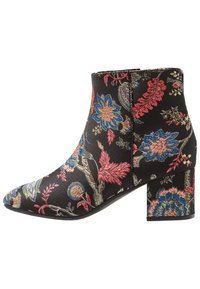 Czarne botki za kostkę z kwiecistym haftem w odcieniach niebieskiego, czerwonego i złotego. Posiadają kwadratowy obcas i spiczasty czubek. Gładki materiał.