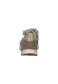 Sneaker beige con texture e un accento metallico dorato sul tallone, con lacci sul davanti e una suola imbottita per il comfort.