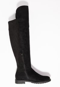 Černý semišový kozačky do výšky kolen s bočním zipem a nízkou podrážkou s drážkami, zobrazené z boku na bílém pozadí.