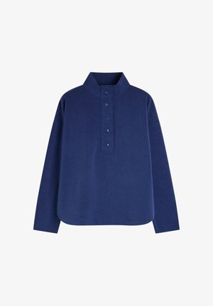 Granatowa koszula z długim rękawem o stójce, z zapięciem na trzy guziki i okrągłym dołem. Wykonana z miękkiego, teksturowanego materiału.