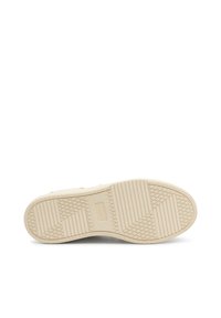 Suela de zapato de goma de color blanco roto con patrones texturizados y surcos para mayor tracción. Forma plana sin marcas visibles ni acentos.