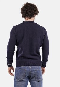 Maglione lavorato a maglia blu navy con collo rotondo, polsini e orlo a costine, caratterizzato da una sottile striscia chiara all'altezza del collo.
