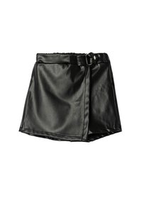 Zwarte faux leren rok met een elastische taille, een voorzijde met wikkeldesign en een riemdetails. Glad textuur met een licht glanzende afwerking.