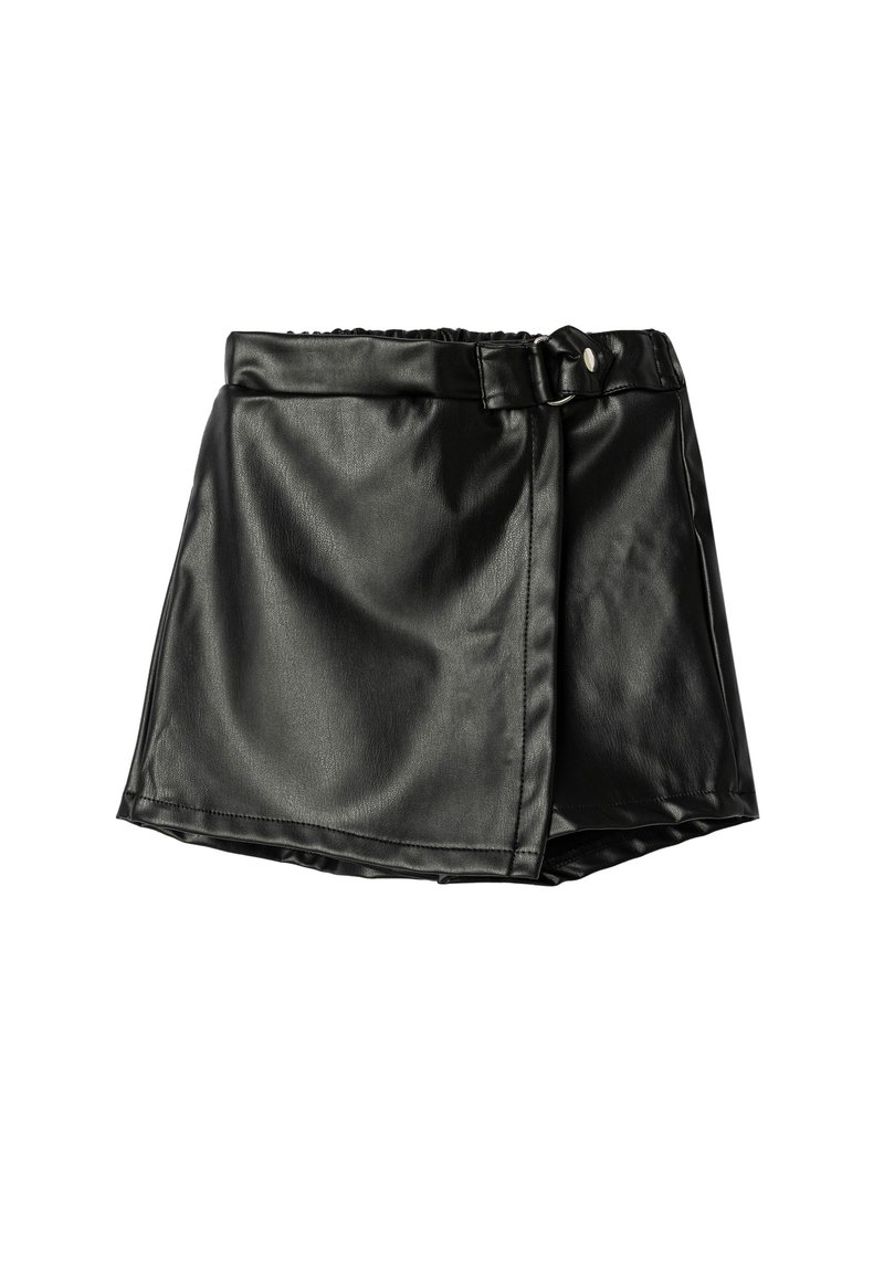 Zwarte faux leren rok met een elastische taille, een voorzijde met wikkeldesign en een riemdetails. Glad textuur met een licht glanzende afwerking.
