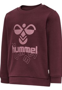 Burgundy sweatshirt med rund halsringning, med en rosa grafisk logotyp och text, gjord av mjuk bomull. Inkluderar tryckknappdetaljer på axeln.