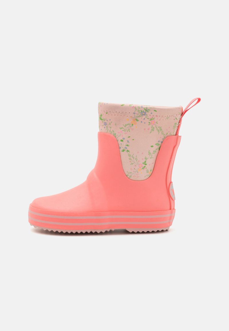 Różowy gumowy kalosz z kwiatowym materiałowym mankietem, wyposażony w uchwyt, teksturowaną podeszwę i poziome paski na dole.