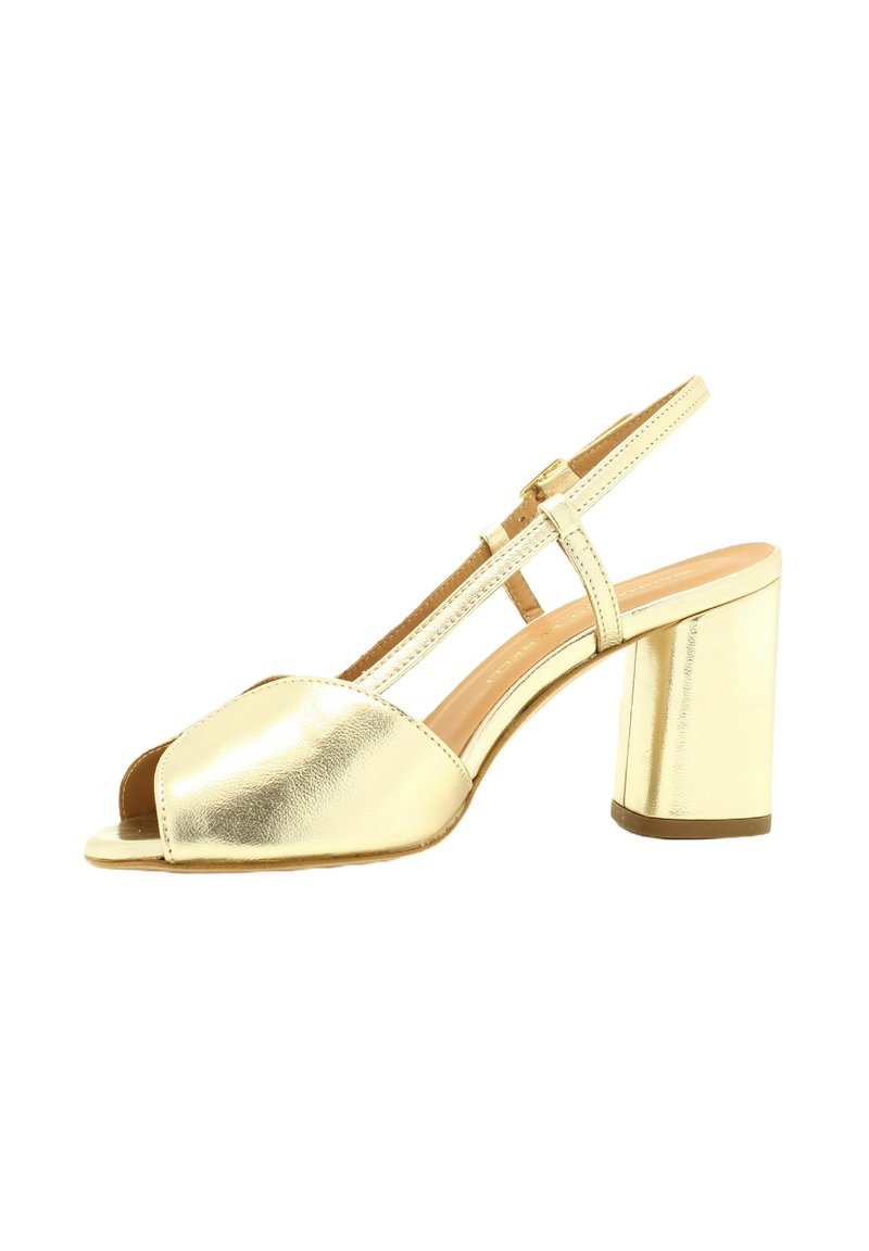 Gouden metallic sleehak sandalen met een open teen ontwerp, slingback band en blokhak. Gladde textuur en minimalistische accenten.