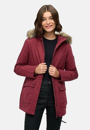 Veste à capuche bordeaux avec bord en fausse fourrure, fermeture éclair et deux poches avant. Présente un tissu légèrement texturé et une coupe décontractée.
