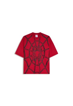 Červené tričko s krátkym rukávom, na prednej strane čierny pavúk a sieť, na štítku na golieri logo Marvel.