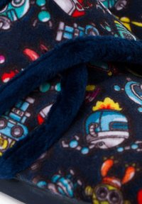 Flauschige Hausschuhe mit einem marineblauen Grundton, versehen mit bunten Roboter-Mustern, weicher Textur und einem bequemen Design.