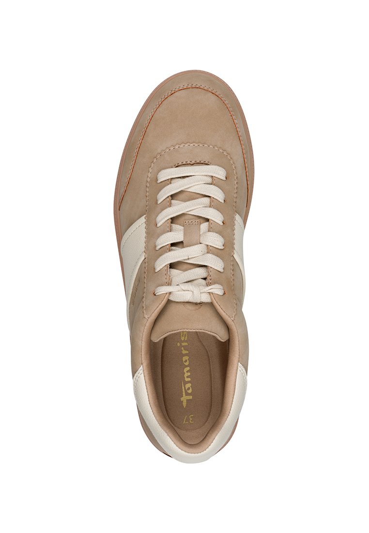Beżowe sneakersy z gładkiej zamszowej cholewki, białym skórzanym paskiem, kremowymi sznurówkami i brązowym wnętrzem. Posiadają szyte detale i gumową podeszwę.