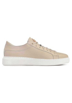 Beżowy, skórzany sneaker o niskim profilu z dopasowanymi sznurówkami, minimalnymi przeszyciami i grubą białą gumową podeszwą; pokazany z lewej strony.