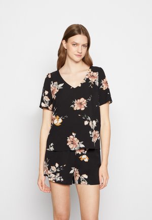 Conjunto de lounge floral preto com um top de manga curta em V e calções a condizer, apresentando padrões de flores em rosa e branco com acentos verdes.