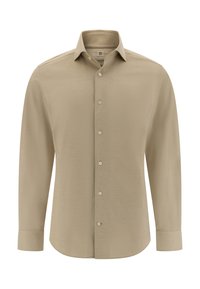 Camisa de manga larga color beige claro, confeccionada en una tela suave. Presenta un cuello de punta, tapeta con cinco botones y un dobladillo redondeado.