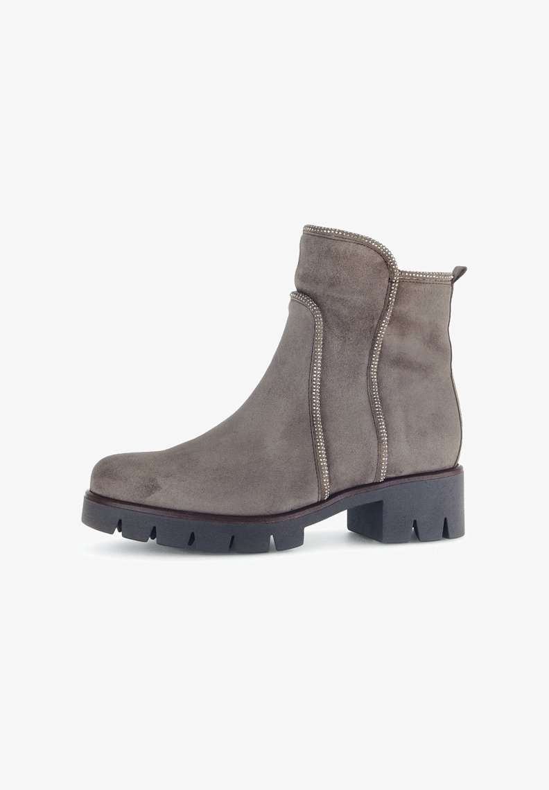 Bottine en daim gris avec semelle noire rainurée, petit talon bloc et coutures décoratives sur les côtés et le bord supérieur.