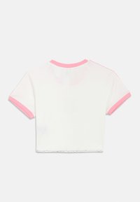 Fehér, rövidített póló rózsaszín bordázott gallérral és ujjvégekkel, texturált anyagból készült, tiszta szegéllyel az alján.