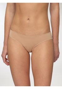 Biancheria intima color nudo con design senza cuciture, texture liscia, cintura elastica e taglio a copertura media. Nessun motivo o dettaglio visibile.