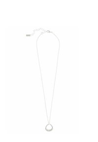 Collier en argent avec un pendentif en forme de goutte d'eau présentant des détails texturés, suspendu à une chaîne fine avec un fermoir ajustable.