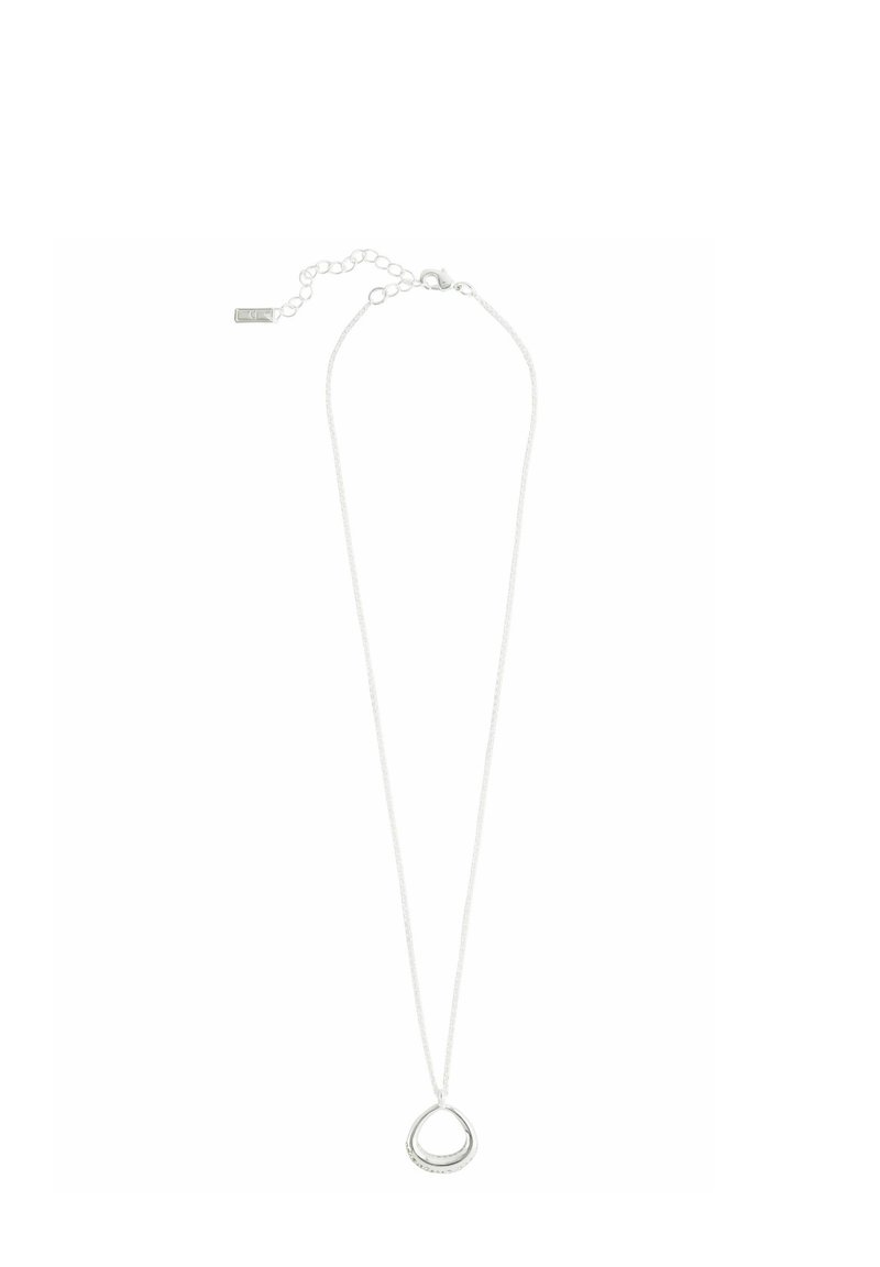 Collier en argent avec un pendentif en forme de goutte d'eau présentant des détails texturés, suspendu à une chaîne fine avec un fermoir ajustable.
