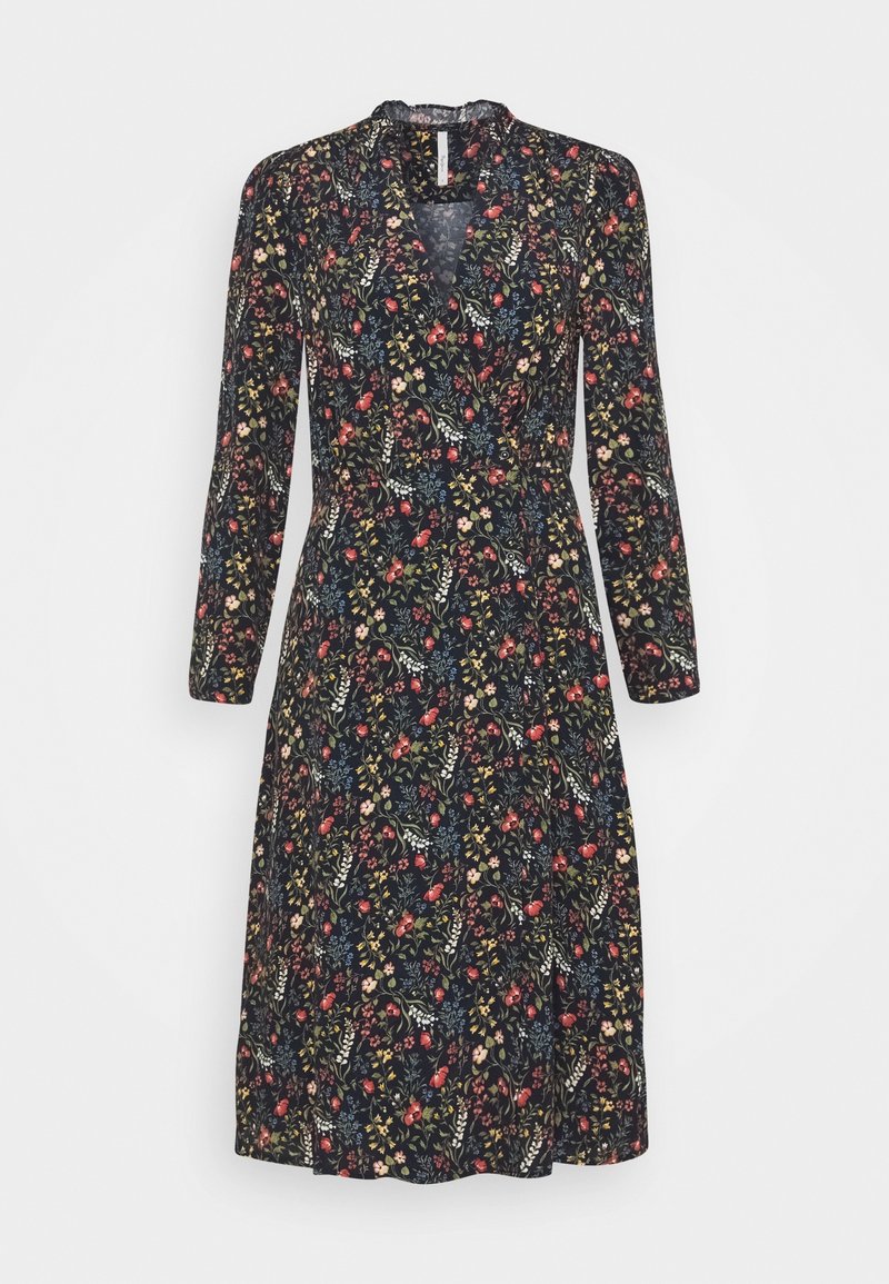 Robe fleurie à manches longues, col en V profond et taille cintrée. Fond foncé avec motif de fleurs et feuilles colorées, longueur mi-mollet.