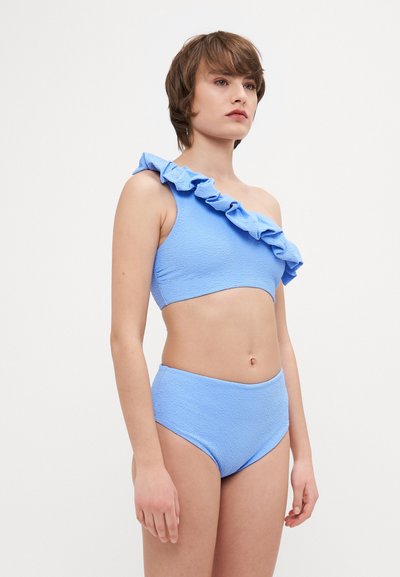 Modrá bikiny souprava se strukturovaným topem s volánovým designem jednoho ramene a vysokým pasem na spodní části. Obě části jsou v jednobarevné modré.