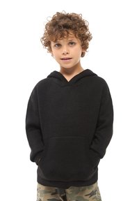 Czarna bluza z kapturem, posiadająca kieszeń na przodzie, ściągacze przy mankietach i u dołu. Miękka tekstura, luźny krój. Model ma na sobie szorty w kamuflażowy wzór.