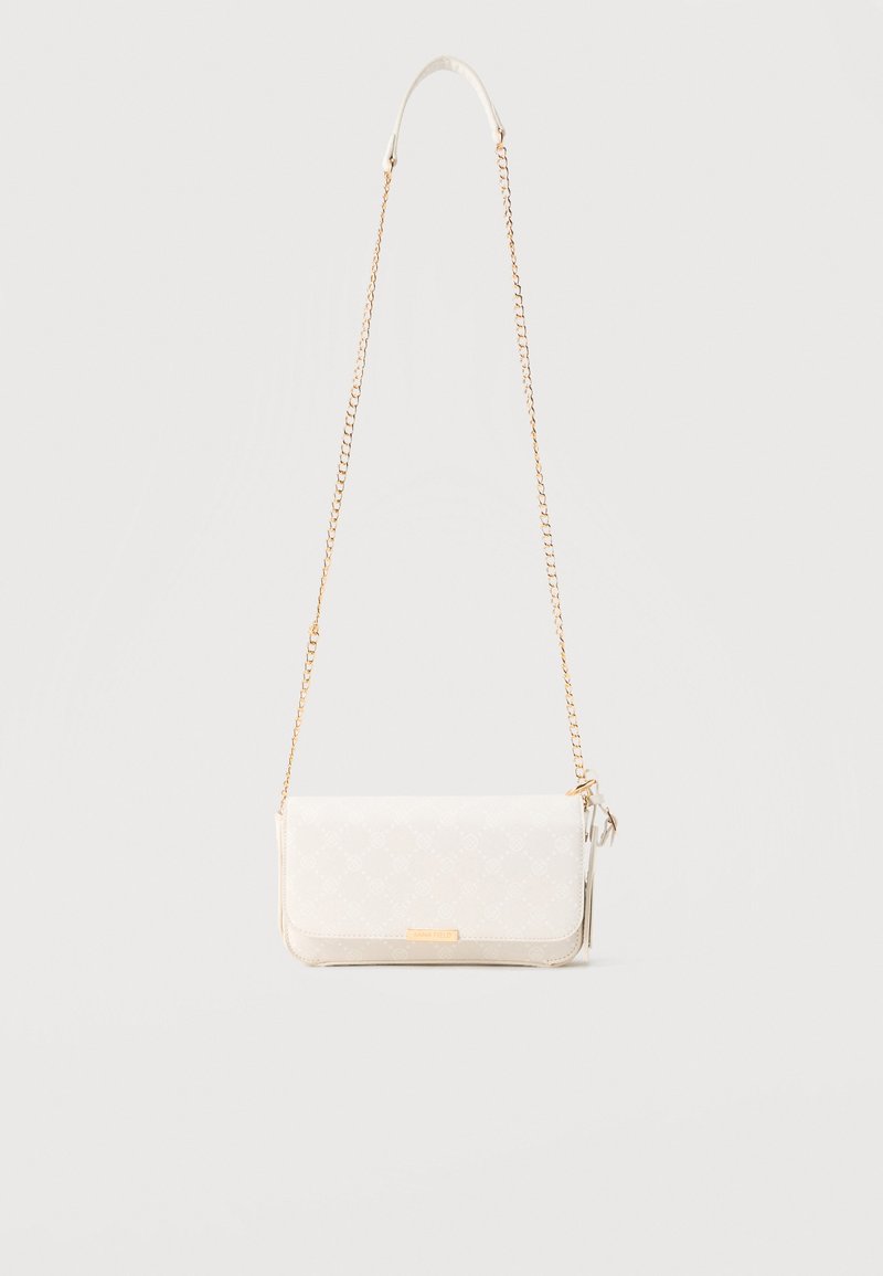 Λευκή ορθογώνια τσάντα χιαστί με χρυσή αλυσίδα και μικρή πλακέτα με λογότυπο στο μπροστινό μέρος, κρεμασμένη σε φωτεινό φόντο.