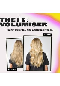 Capelli biondi mostrati da dietro, prima sono piatti e spenti, dopo sono voluminosi con morbidi ricci; il testo promuove un prodotto volumizzante per capelli.
