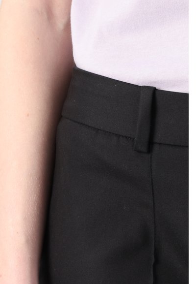 Pantalons noirs avec une taille plate et un petit fermoir à l'avant, présentant une texture lisse et une coupe droite.