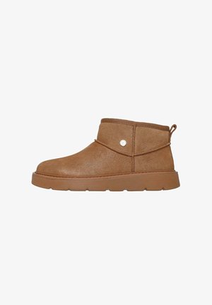 Bruine enkelhoge laarzen van zacht suède met een licht gestructureerde afwerking, voorzien van een ronde neus, een lage profielzool en een riem met een decoratieve knoop.