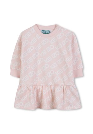 Roze jurk met een uitlopende ruches onderkant, lange mouwen en een herhalend wit logo patroon. Gemaakt van zachte stof met een ronde hals.