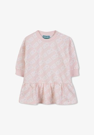 Różowa sukienka z falbaniastym dołem, długimi rękawami i powtarzającym się białym wzorem logo. Wykonana z miękkiego materiału z okrągłym dekoltem.