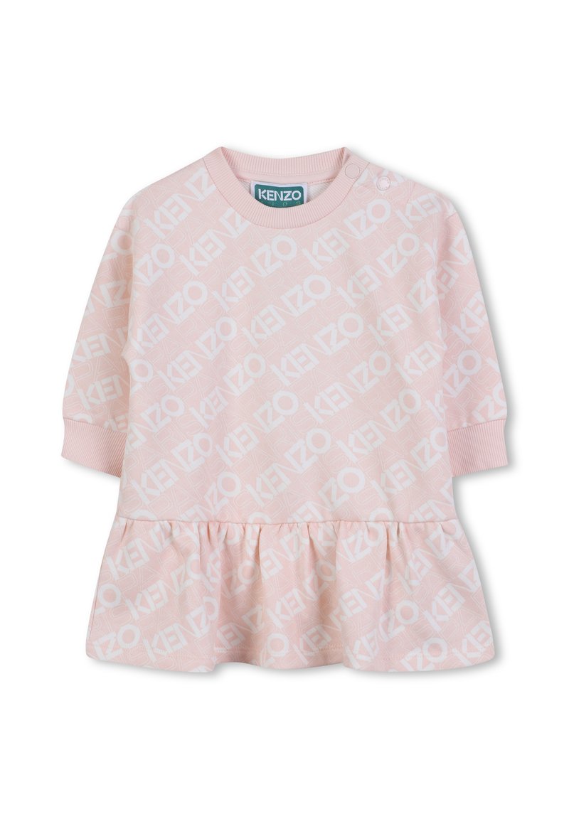 Różowa sukienka z falbaniastym dołem, długimi rękawami i powtarzającym się białym wzorem logo. Wykonana z miękkiego materiału z okrągłym dekoltem.