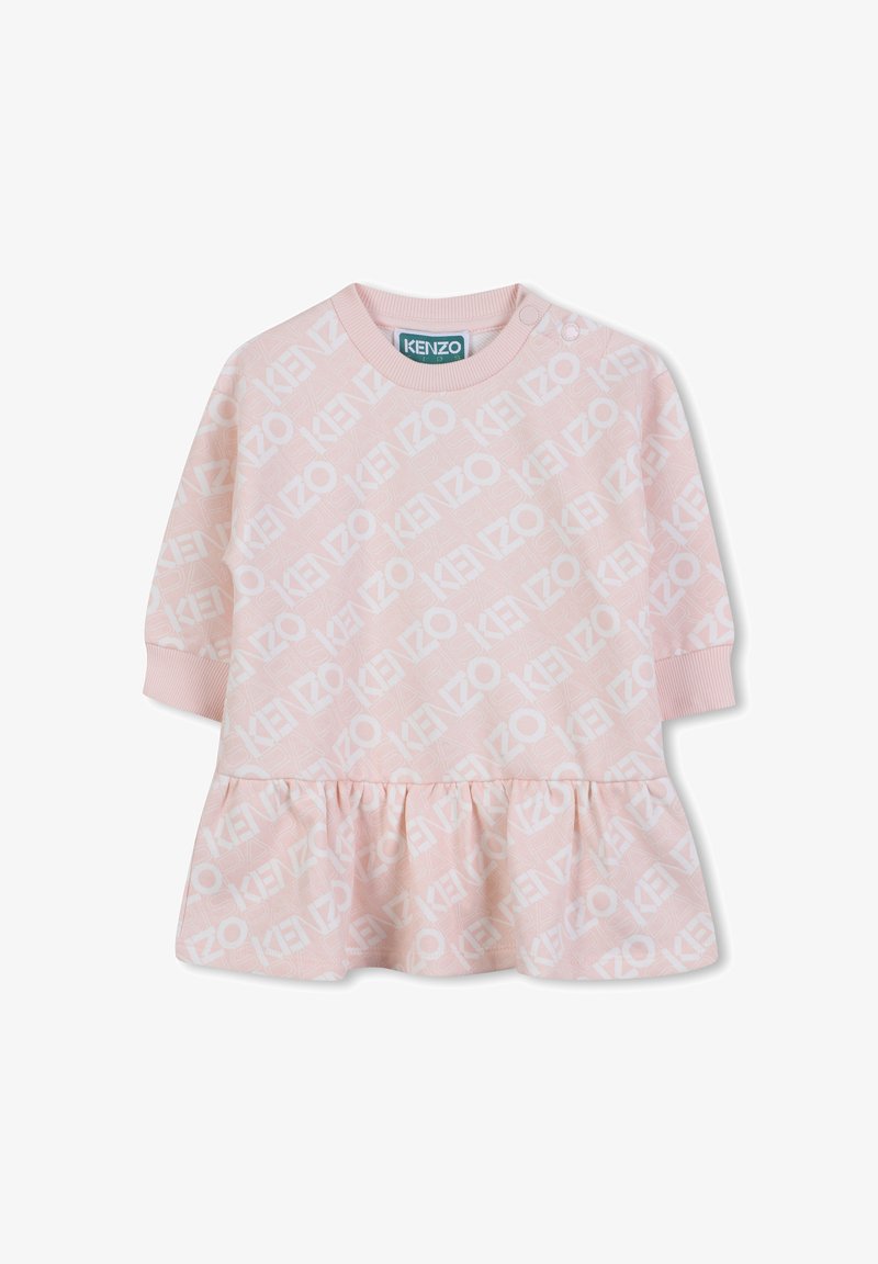 Różowa sukienka z falbaniastym dołem, długimi rękawami i powtarzającym się białym wzorem logo. Wykonana z miękkiego materiału z okrągłym dekoltem.