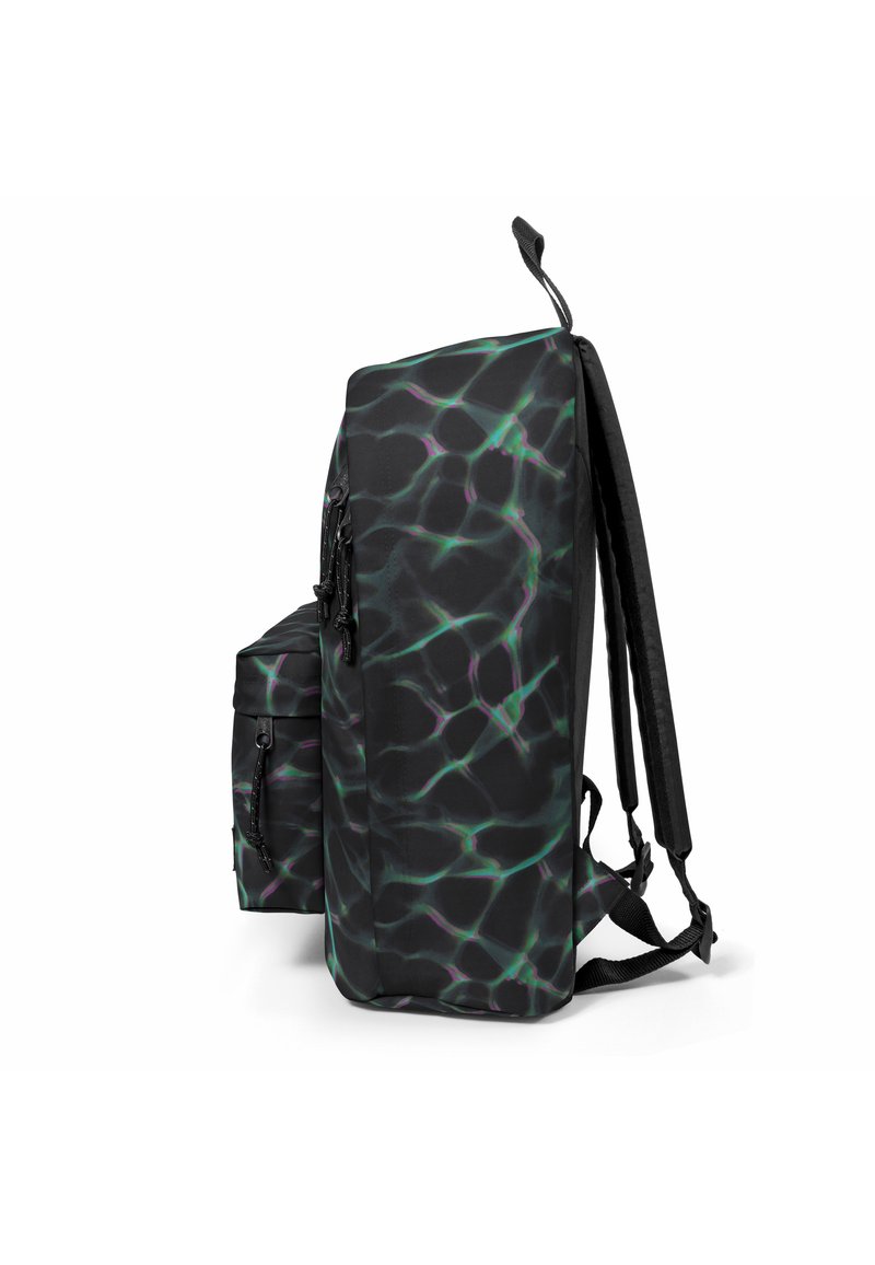 Sac à dos noir avec un motif semblable à de l'eau, comportant un compartiment principal et une poche latérale, des bretelles ajustables, et une poignée supérieure.