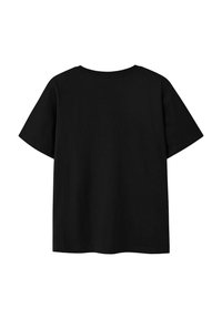 Jednostavan crni majica kratkih rukava s okruglim izrezom prikazana sa stražnje strane na bijeloj pozadini.