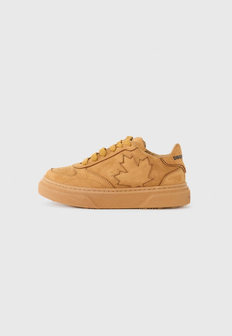 Baskets en daim jaunes avec un motif de feuille sur le côté, design à lacets plats, semelle en caoutchouc épaisse et adhérence texturée. Logo de la marque sur le talon.