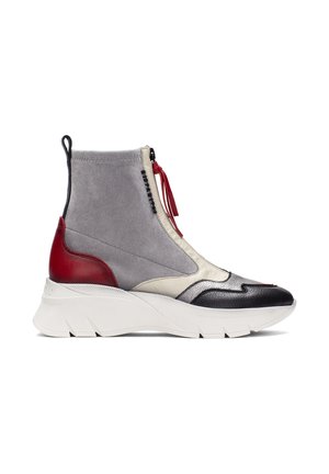 Sneaker alta con tomaia in suede grigia, dettagli in pelle rossa e nera, zip laterale e suola chunky bianca. Presenta pannelli testurizzati.