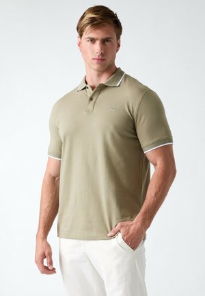 Guess, SS PREMIUM DETAILED TECH POLO - Polo - gd mossy green