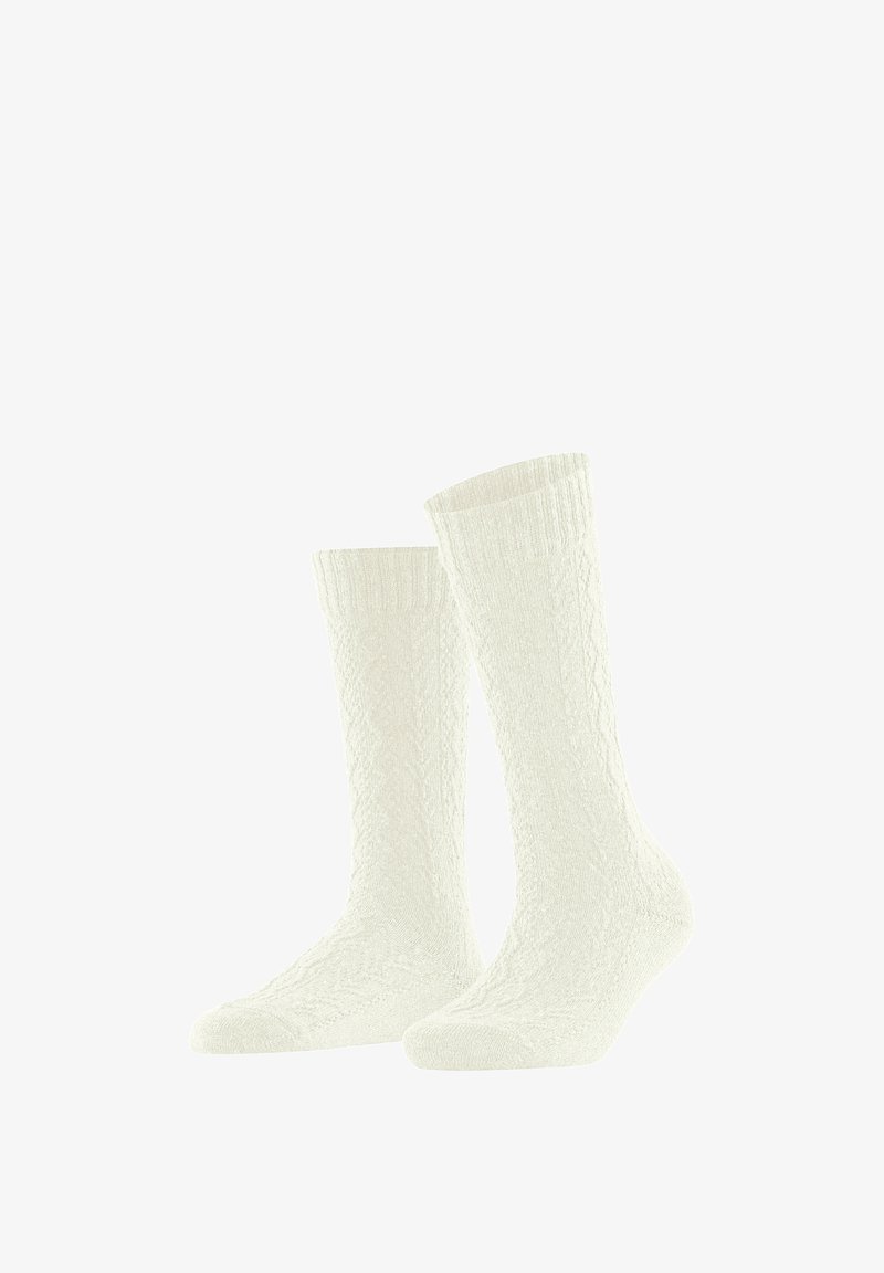 Białe skarpetki robione na drutach z teksturowanym wzorem w diamenty, ściągaczami i miękkim wykończeniem, zaprojektowane dla komfortu i ciepła.