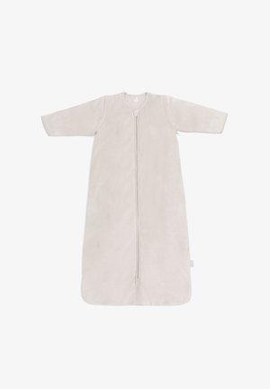 Lichtgrijze slaapzak van zacht materiaal, met lange mouwen en een volledige rits aan de voorkant voor gemakkelijk aankleden. Glad, textuur oppervlak.