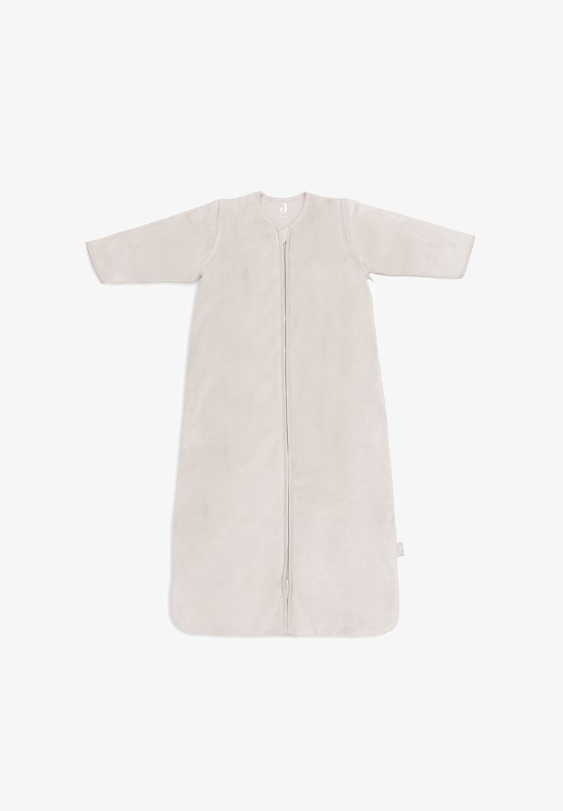 Sac de couchage gris clair en tissu doux, doté de longues manches et d'une fermeture éclair frontale intégrale pour un habillage facile. Surface lisse et texturée.