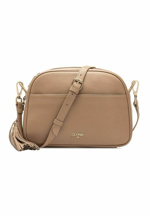 Beżowa torba na ramię z regulowanym paskiem, złotymi elementami, ozdobnym frędzlem i logo Ochnik na przodzie na białym tle.