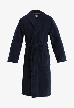 Mørkeblå badekåpe laget av myk frotté, med sjalkrage, belte, og to frontlommer med sidelommer.